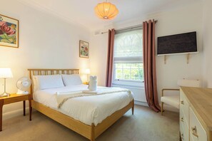 1 bedroom, iron/ironing board, bed sheets - Picturesque 2BD Home, Heart of Islington (London)