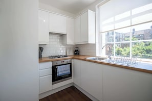 Geladeira, micro-ondas, fogão, cooktop