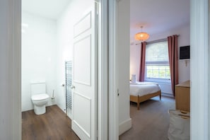 Badekar, hårføner og sjampo