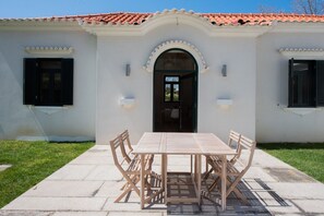 Outdoor dining - Casa São João a 400 Metros da Praia com Jardim (Arcozelo)