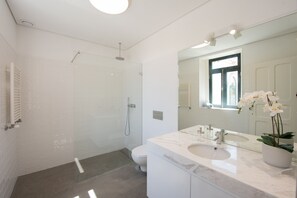 Dusche, Haartrockner, Bidet, Handtücher