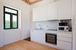 ثلاجة، ميكروويف، فرن، موقد طهي مسطح