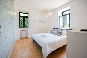 3 bedrooms, iron/ironing board, travel cot, WiFi - Casa São João a 400 Metros da Praia com Jardim (Arcozelo)