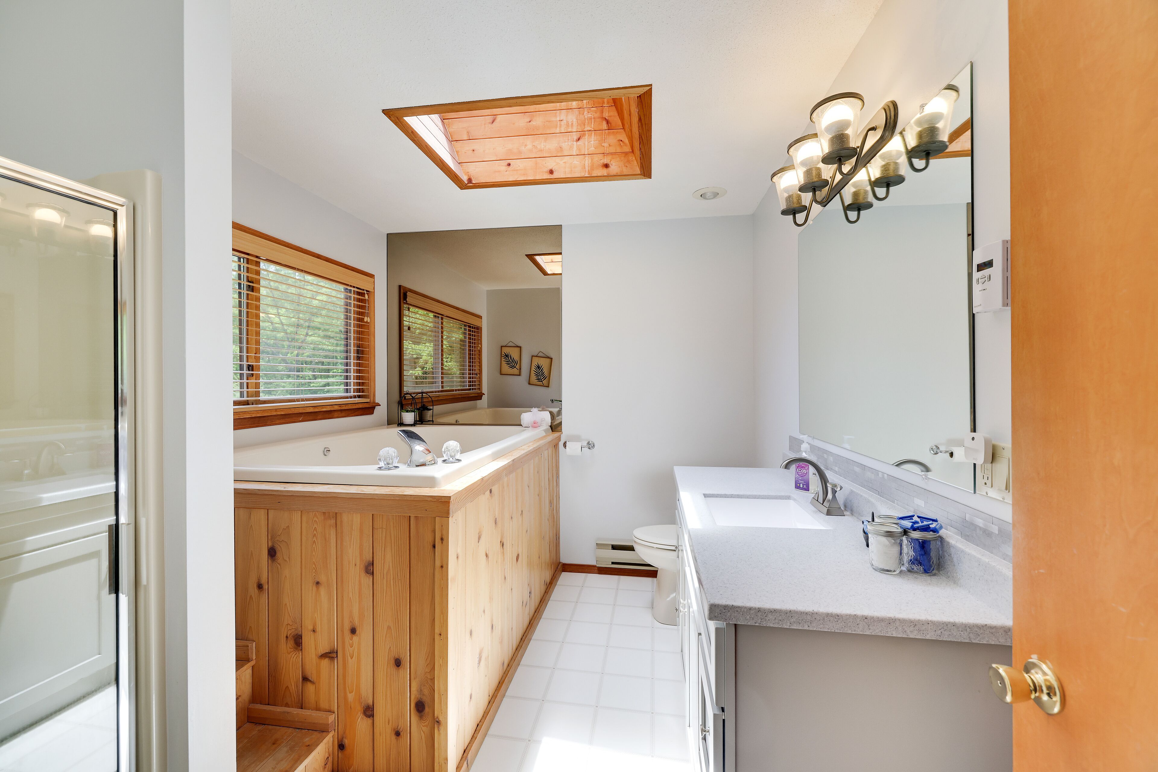 Shower, jetted tub, hair dryer, towels
