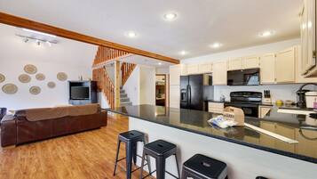 雪櫃、微波爐、焗爐、爐具