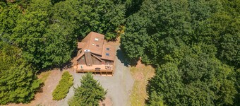 Pocono Chalet- walking distance to Lake Wallenpaupack- 3 Full baths