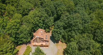 Pocono Chalet- walking distance to Lake Wallenpaupack- 3 Full baths