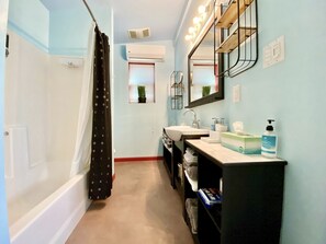 Haartrockner, Handtücher, Seife, Shampoo