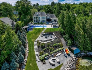 Exterior - 4 bed 5 bath Executive Home on Lake Simcoe with inground Pool! (Innisfil)