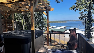 NEW LIST - Canoe 22 is a Cozy 3-bedroom cabin w/Hot Tub with Lake views.