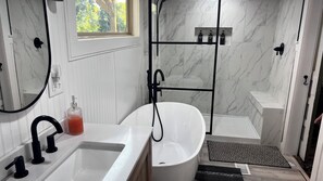 Haartrockner, Handtücher, Seife, Shampoo