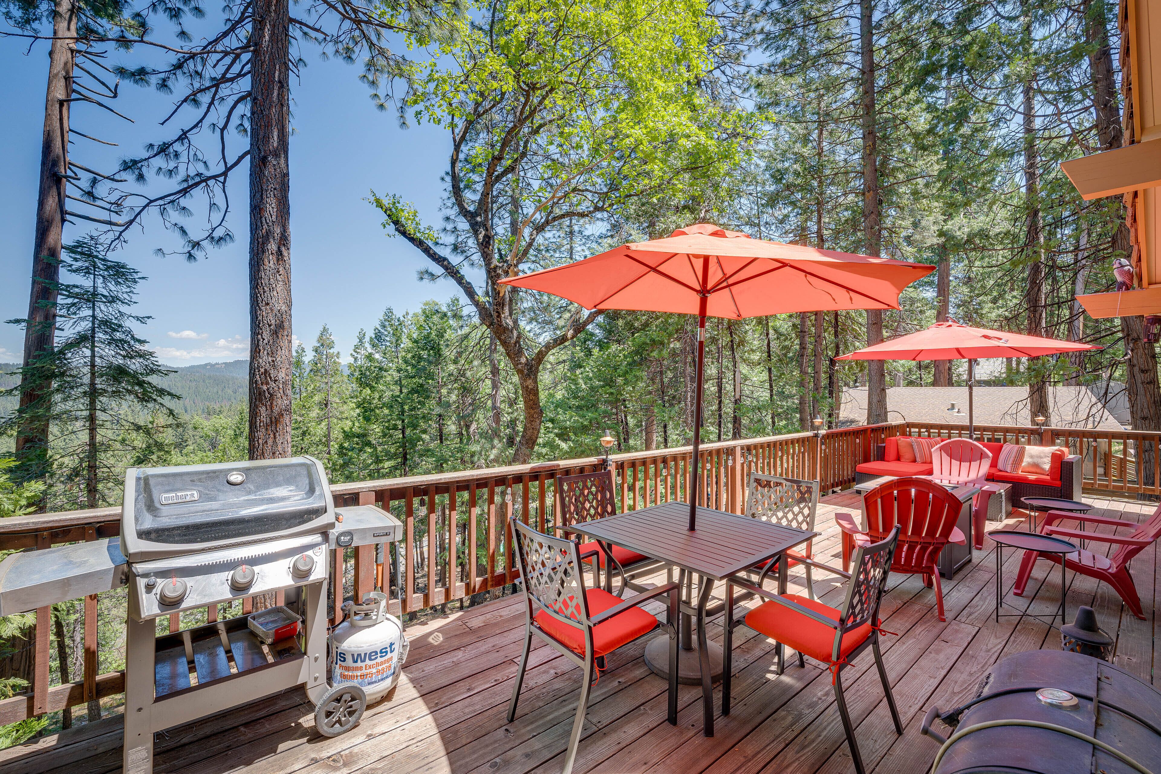 Airy Arnold Cabin Stay w/ Deck + Mountain Views!