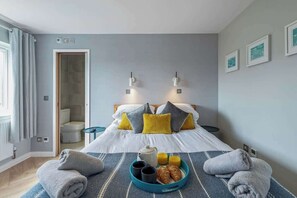 2 habitaciones, escritorio y tabla de planchar con plancha 