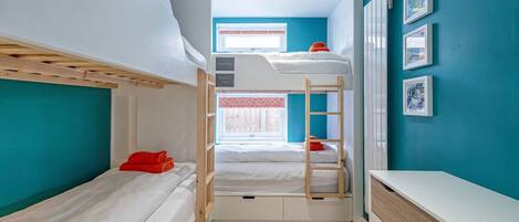 2 slaapkamers, een bureau, een strijkplank/strijkijzer, reisbedje