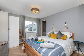 2 soveværelser, skrivebord, strygejern/strygebræt, weekendseng