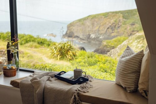 Cliff-top Cottage on Coast Path w/Panoramic Views