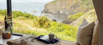 Cliff-top Cottage on Coast Path w/Panoramic Views