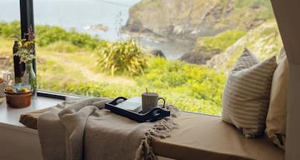 Cliff-top Cottage on Coast Path w/Panoramic Views