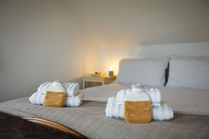 2 bedrooms, desk, travel cot, WiFi