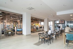 Dining - Mannequin: Close to the beach and pool, parking provided (Rijeka)