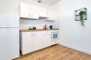 Fridge, microwave, oven, coffee/tea maker