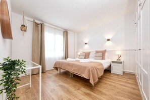 1 soveværelse, pengeskab på værelset, strygejern/strygebræt