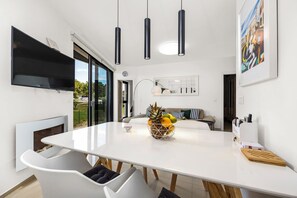 TV - Medulin Beach Apartment with Sea View (Medulin)