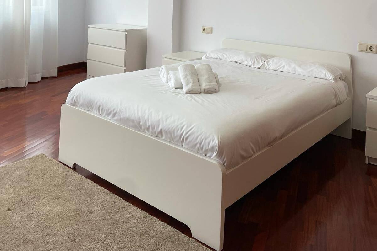 Ropa de cama de alta calidad, edredones de plumas, wifi gratis