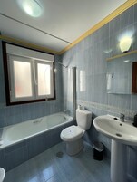 Apartamento Confort, 2 habitaciones, baño privado | Baño | Secador de pelo, toallas y papel higiénico