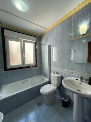 Căn hộ tiện nghi đơn giản, 2 phòng ngủ, phòng tắm riêng | Phòng tắm | Máy sấy tóc, khăn tắm, giấy vệ sinh
