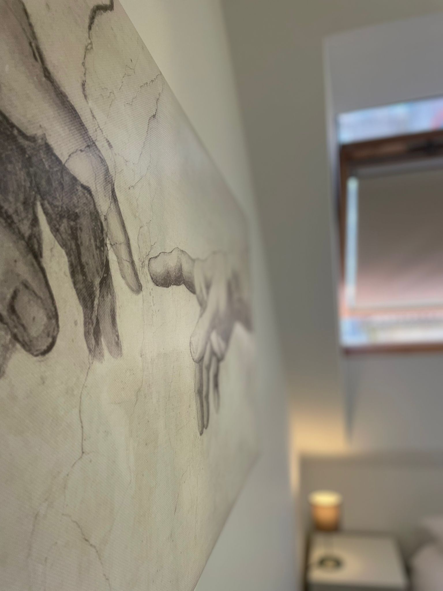 Una pared con una obra de arte texturizada que representa una figura humana.