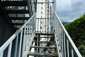 Eine Metalltreppe führt zum Hauseingang.