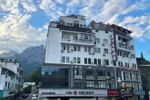 A multi-story building with signage for ICBC and other businesses. - Xingyu Theme Hotel (Huangshan Scenic Area) (Huangshan City)