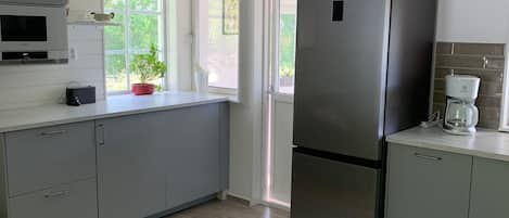 Fridge, microwave, oven, stovetop