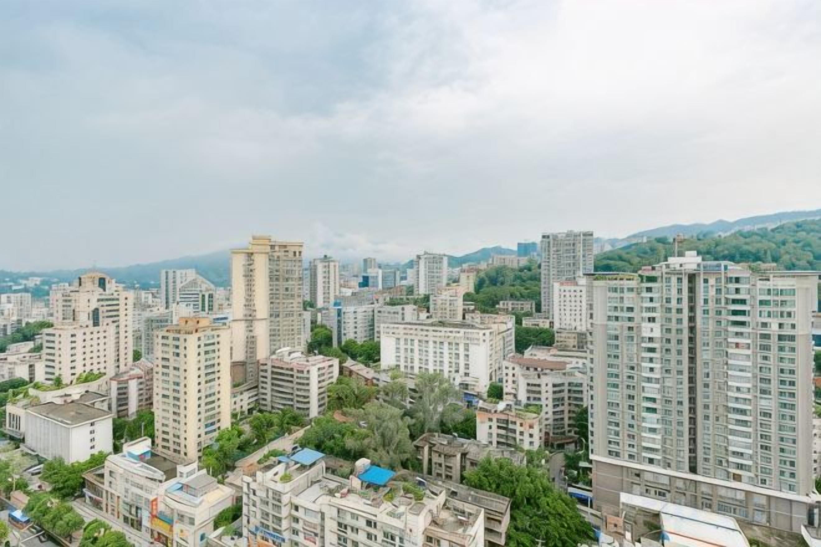 Un paisaje urbano con rascacielos, algunos con balcones y ventanas visibles, y una combinación de edificios residenciales y comerciales.