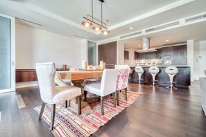 Dining - Sleek and Convenient 1BR Apt in DIFC (Dubai)