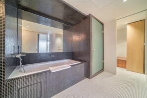 Shower, hair dryer, towels - Sleek and Convenient 1BR Apt in DIFC (Dubai)