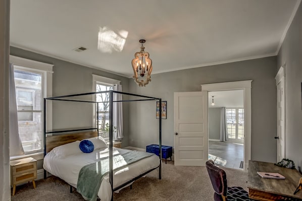 6 bedrooms, desk, iron/ironing board, travel cot