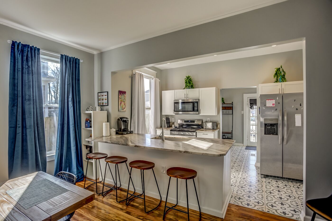 Réfrigérateur, micro-ondes, four, plaque de cuisson