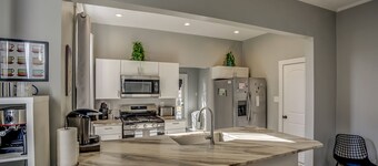 Huge 4,500 space: 6 bedrooms, 4 En-Suites, privacy, open concept, gated parking