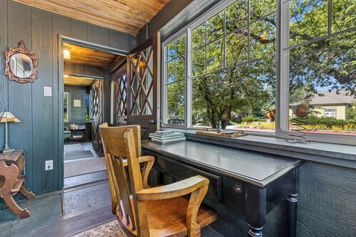 House of Mint - Down Town FLG w/  Hot Tub! Sleeps 12