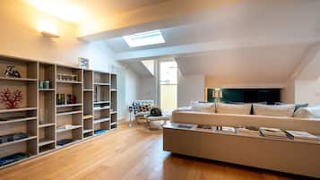 Fernseher, BĂŒcher, Stereoanlage