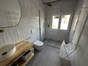 Een douche, een haardroger, handdoeken, zeep