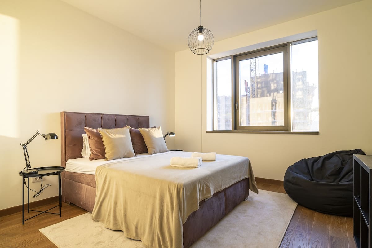 Egyptian cotton sheets, premium bedding, pillow-top beds, desk