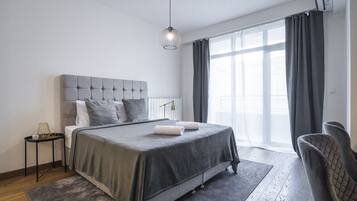 Egyptian cotton sheets, premium bedding, pillowtop beds, desk