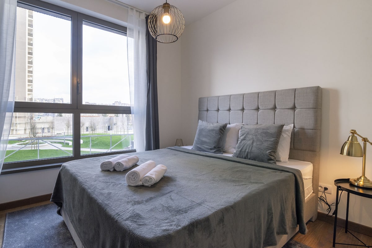 Egyptian cotton sheets, premium bedding, pillow-top beds, desk