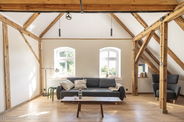 Kamin, Tischtennisplatte, Bücher, Stereoanlage