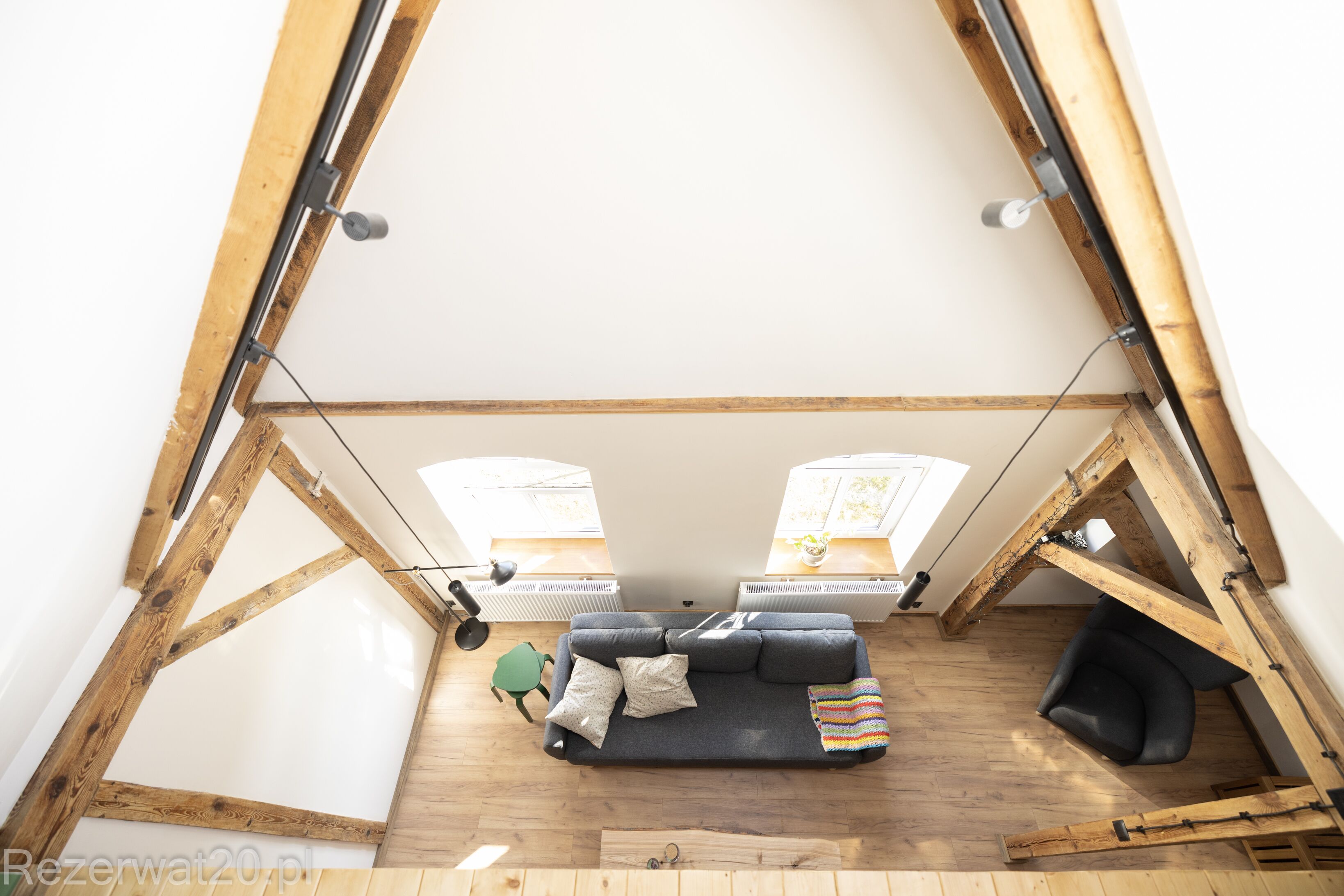 Cheminée, table de tennis de table, livres, chaîne hi-fi