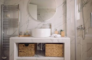 Shower - Helen Sweet Home. (Kounoupidiana)