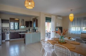 Private kitchen - Helen Sweet Home. (Kounoupidiana)